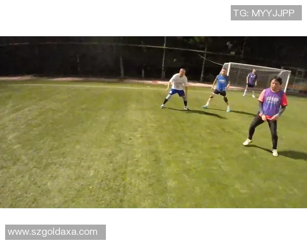 女孩子踢足球的优势与挑战探讨适合与否的多维视角分析